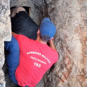 Na saída de balada da região, homem entra em tubulação de esgoto e fica preso