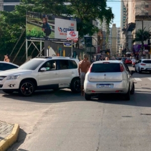 VÍDEO: combinação de bebida e direção provoca acidente entre veículos
