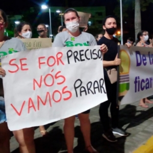 Professores vão às ruas, lotam Câmara e cobram reajuste do piso salarial