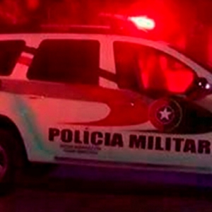 Veículo é atacado por disparos de arma de fogo em garagem, duas pessoas são atingidas