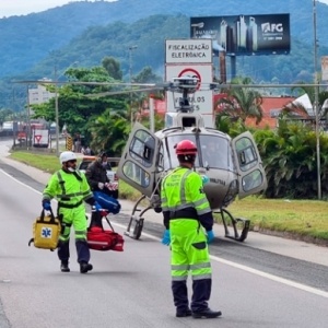 Colisão entre moto e carreta deixa motoqueiro em estado grave na BR-101