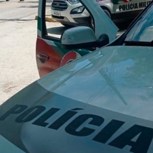 Visivelmente embriagado homem ataca mulher na rua e a agride