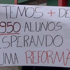 “S.O.S”: estudantes, pais e professores pedem reforma urgente em escola
