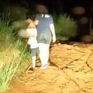 Para entrar em casa, família precisa “vencer” a lama da rua; assista ao vídeo