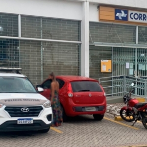 Homem força entrada na agência dos Correios e Polícia é acionada