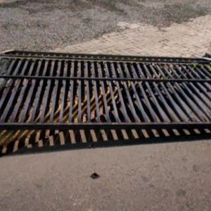 Dupla é flagrada carregando portão furtado de residência