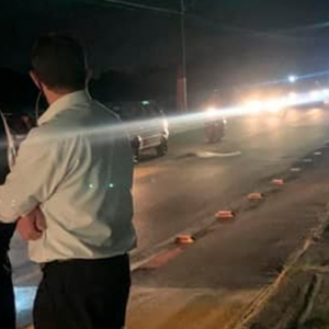 Motoqueiro derrapa no asfalto, cai sobre lombada e quase é atropelado