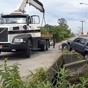Motorista perde direção, despenca de ponte e cai nas águas de rio