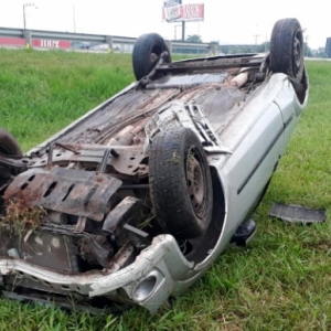 EM TIJUCAS: carro capota em matagal às margens da rodovia BR-101