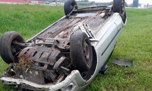 EM TIJUCAS: carro capota em matagal às margens da rodovia BR-101