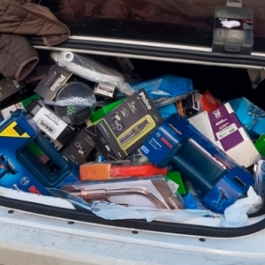 Carro com porta malas cheio de produtos de alto padrão é apreendido