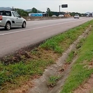Pneu de moto fura durante trajeto e provoca queda de casal em rodovia