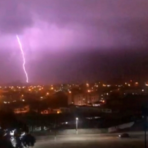 Temporal com chuva e raios atinge Tijucas e deixa ruas alagadas