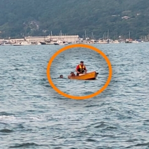 Pescador é resgatado após cair de embarcação e segurar em boia