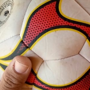Bola de futebol entupindo calha quase gera briga com agressão