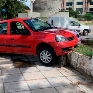 Carro colide contra mureta após ser atingido por outro veículo