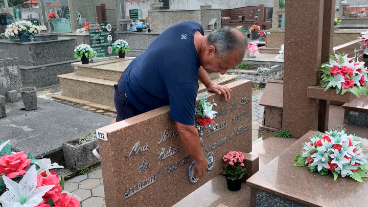 Empresário Bernardino da Silva visita toda semana os túmulos dos familiares. 