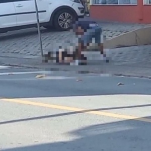 Vídeo mostra mulher sendo agredida em via pública; autor é identificado 
