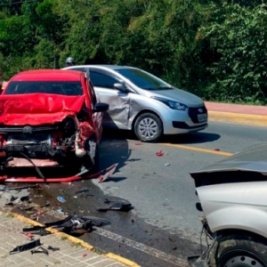 Grave acidente de trânsito deixa três carros destruídos em avenida 