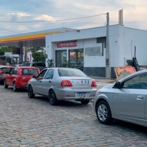 EM TIJUCAS: às vésperas de aumento, postos de combustíveis tem longas filas