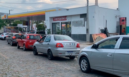 EM TIJUCAS: às vésperas de aumento, postos de combustíveis tem longas filas