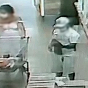 Tomada de raiva mãe ataca homem que abusou de sua filha no mercado