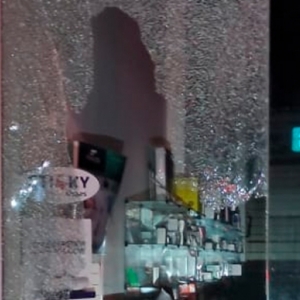 Loja em esquina de avenida movimentada é alvo de furto