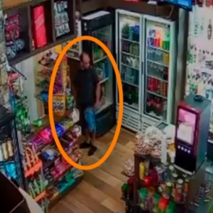 VÍDEO: criminoso aproveita distração para furtar dinheiro de caixa em conveniência