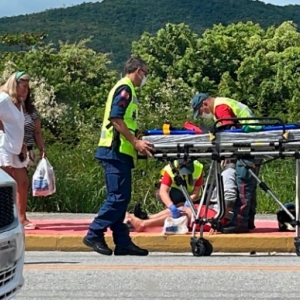 Motoqueiro sofre ferimentos na perna após colisão contra carro