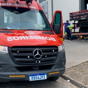 EM TIJUCAS: placa de mármore cai sobre perna de trabalhador