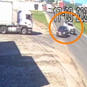 VÍDEO: Em local conhecido pelo alto número de acidentes, carros colidem novamente