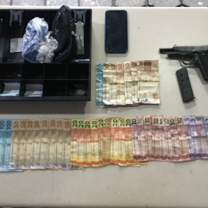 Assaltantes armados invadem casa em bairro do interior e levam carros e pertences