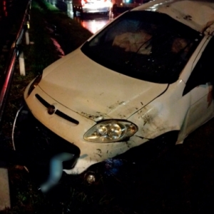 Excesso de água na pista provoca acidente na BR-101; quatro pessoas ficam feridas