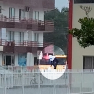 VÍDEO - Aluno se arrisca e escala grade debaixo de chuva para entrar em escola