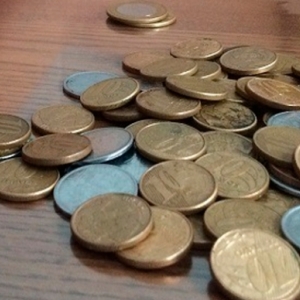 Criminoso leva pote de moedas de estabelecimento durante a madrugada