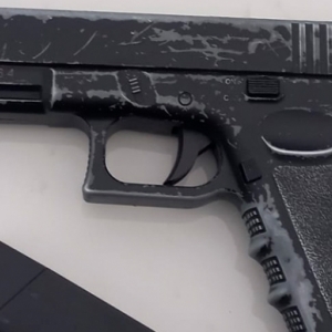 Grupo de jovens assusta moradores de bairro com réplica de arma de fogo