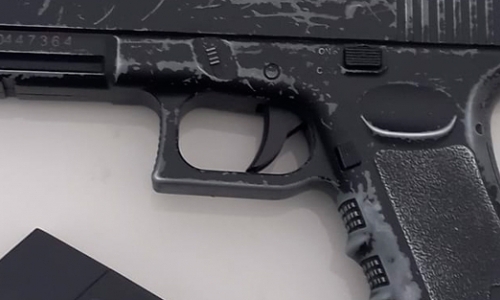 Grupo de jovens assusta moradores de bairro com réplica de arma de fogo