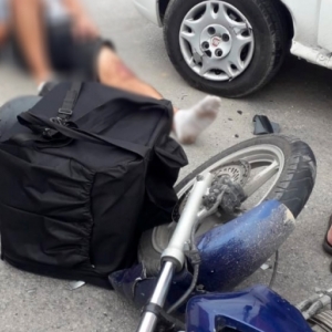 Entregador sofre ferimentos após colidir na lateral de automóvel