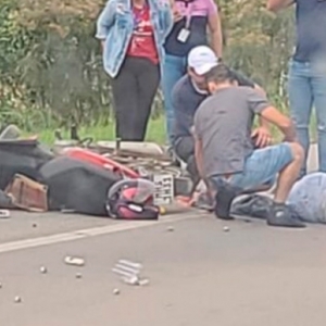 Pneu de motocicleta fura na rodovia SC-410 e casal cai sobre a pista