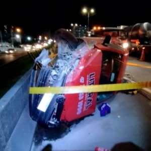 VÍDEO - Colisão entre carro e ônibus termina com Saveiro tombada na BR-101