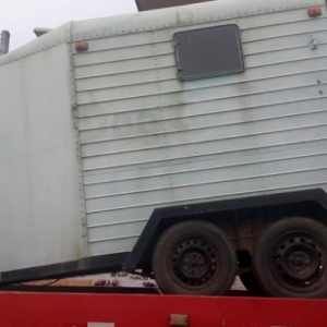 Homem tenta emplacar carretinha com chassi raspado e veículo é apreendido