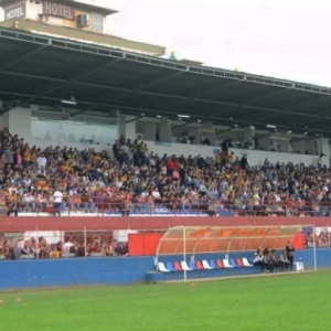 Mulher é assediada durante partida de futebol e policial diz que não pode fazer nada