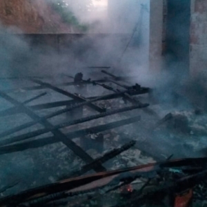 Durante a madrugada, residência é atingida por incêndio e fica destruída