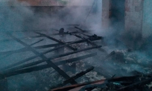 Durante a madrugada, residência é atingida por incêndio e fica destruída