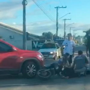 Colisão entre carro e moto na “P4” deixa motociclista ferida