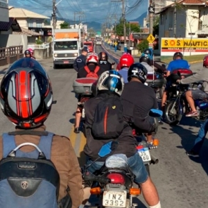 ATENÇÃO: obras em avenida provocam longas filas e deixam trânsito lento 