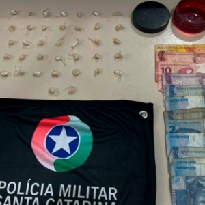 Policiais se embrenham em matagal para prender dupla de traficantes