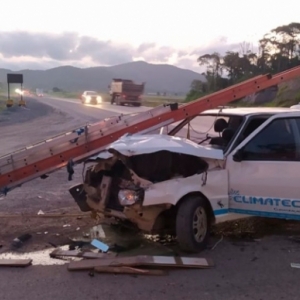 Trabalhadores de Tijucas ficam feridos em acidente; um segue internado