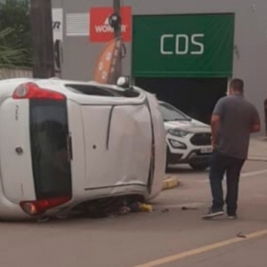SUSTO! Carro capota em via pública após colisão entre dois veículos