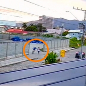 VÍDEO - Jovem que caminhava pela calçada tem celular tomado por criminoso 